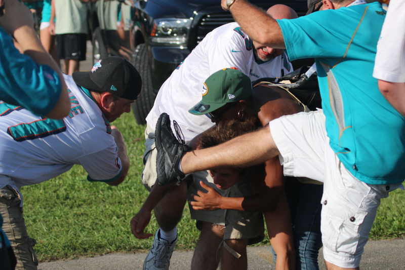 Illustration for article titled Photos: Dolphins, Packers Fans Brawl In Parking Lot